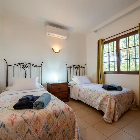 Villa Utopia, 4 Bedrooms, Heated Pool & Complete Privacy *