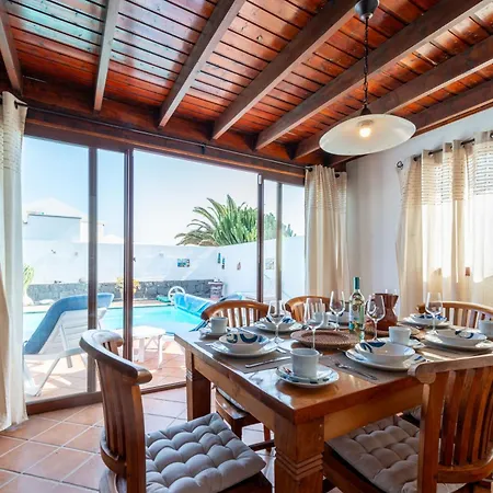 Villa Utopia, 4 Bedrooms, Heated Pool & Complete Privacy
