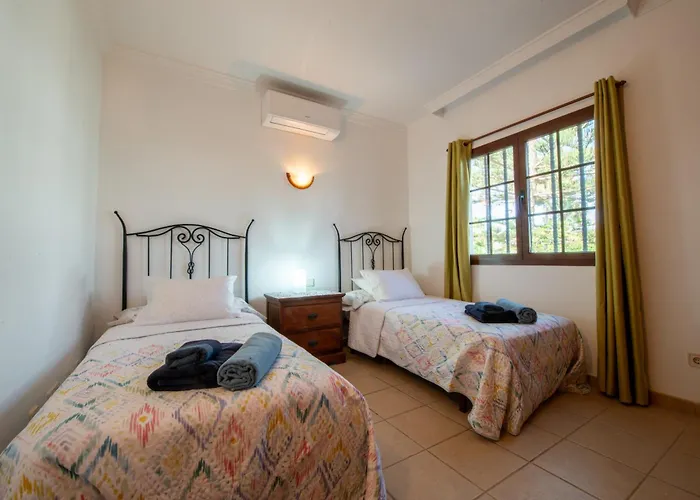 Villa Utopia, 4 Bedrooms, Heated Pool & Complete Privacy *